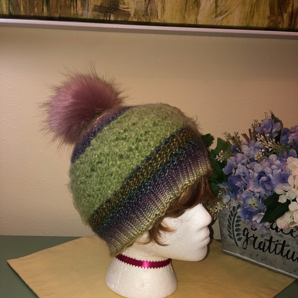 HAND MADE Knitted beanie hat with faux fur pom pom - Picture 2 of 2